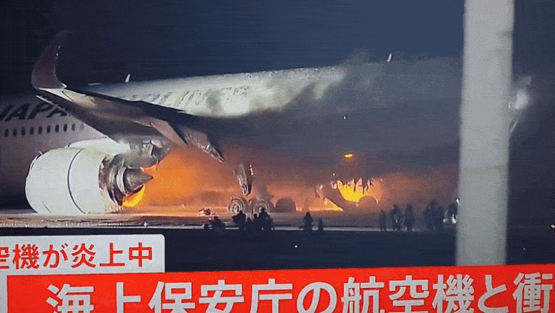 Photo of foto | Avion de pasageri în flăcări pe aeroportul din Tokyo, după ce s-a ciocnit de altă aeronavă